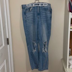 AMERICAN EAGLE KNEE CUT JEANS